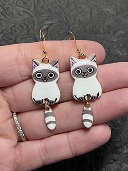 Happy Siamese Cat Dangly Tail Earrings #nOOwnky1z00