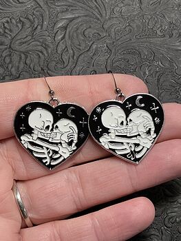 Kissing Skeleton Heart Halloween Witchy Earrings #C4H2lvoDg5A