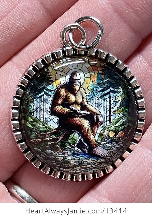 Reading Sasquatch Bigfoot Cryptid Pendant Keychain Charm - #YIHdpXIORXA-2