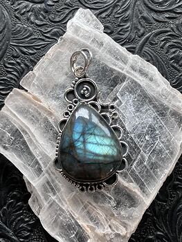 Witchy Blue and Green Flash Labradorite Crystal Stone Jewelry Pendant #248gX07gqeg